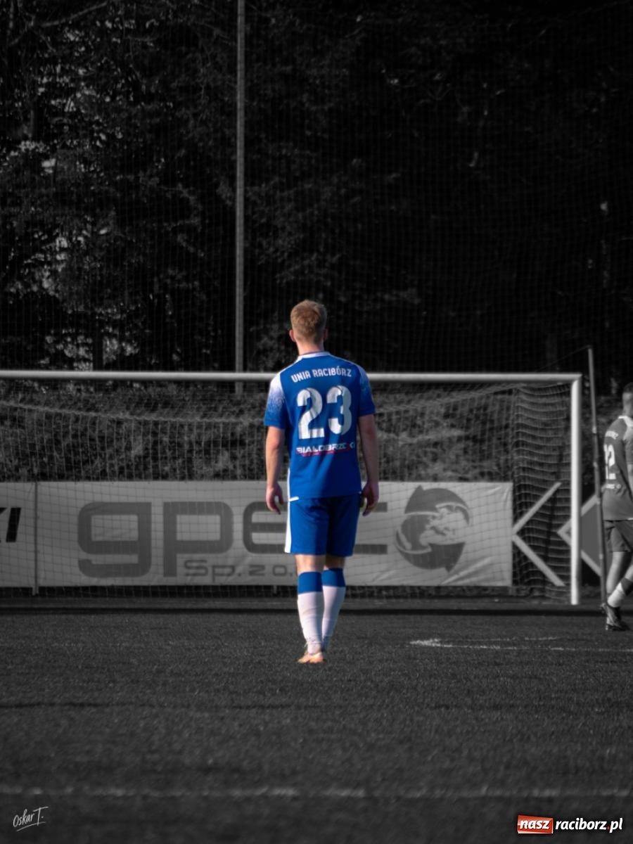 Zdjęcie w galerii na portalu naszraciborz.pl: Wyrównany mecz i walka do końca. Unia Racibórz dzieli punkty z Naprzodem Czyżowice [FOTO] wiadomości z regionu