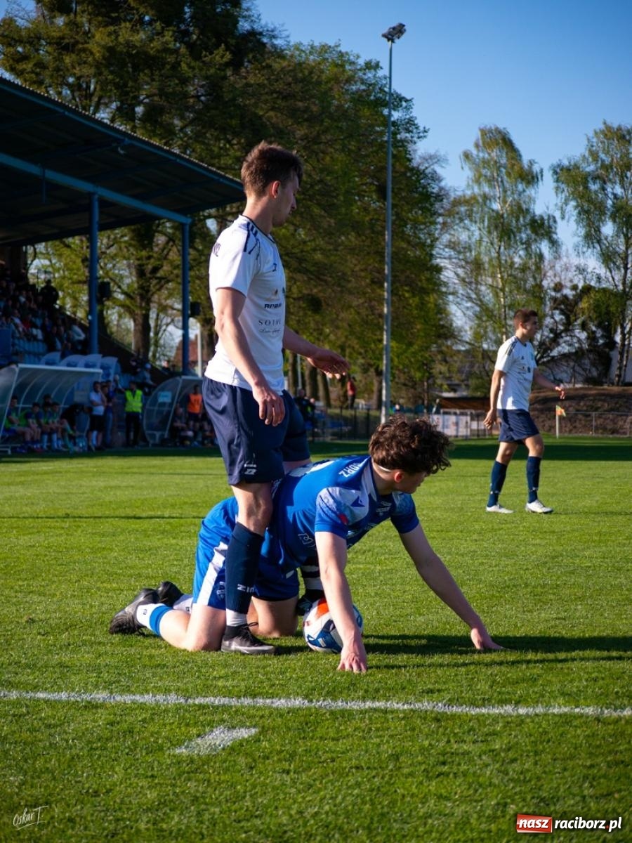 Zdjęcie w galerii na portalu naszraciborz.pl: Wyrównany mecz i walka do końca. Unia Racibórz dzieli punkty z Naprzodem Czyżowice [FOTO] wiadomości z regionu