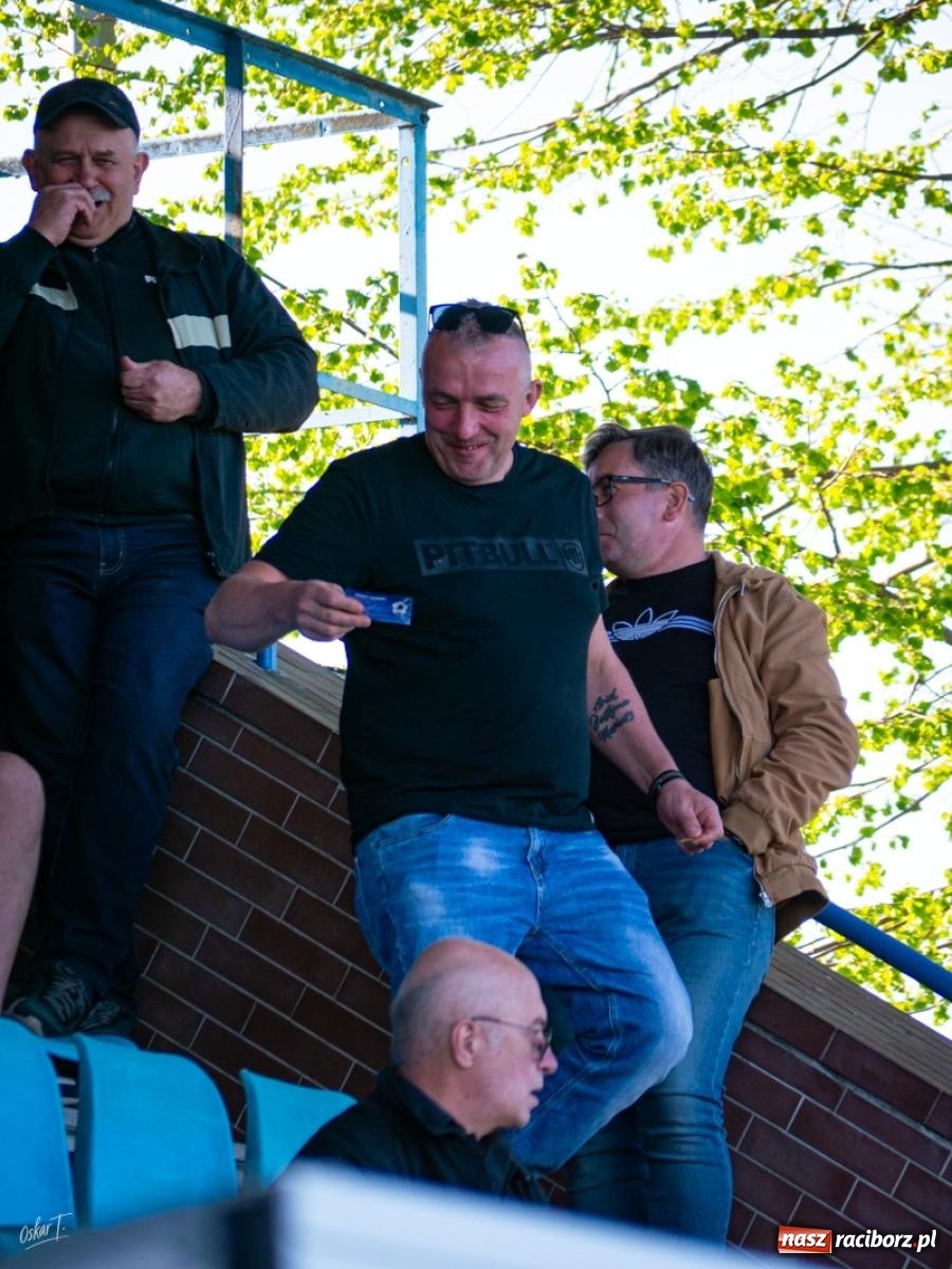 Zdjęcie w galerii na portalu naszraciborz.pl: Wyrównany mecz i walka do końca. Unia Racibórz dzieli punkty z Naprzodem Czyżowice [FOTO] wiadomości z regionu