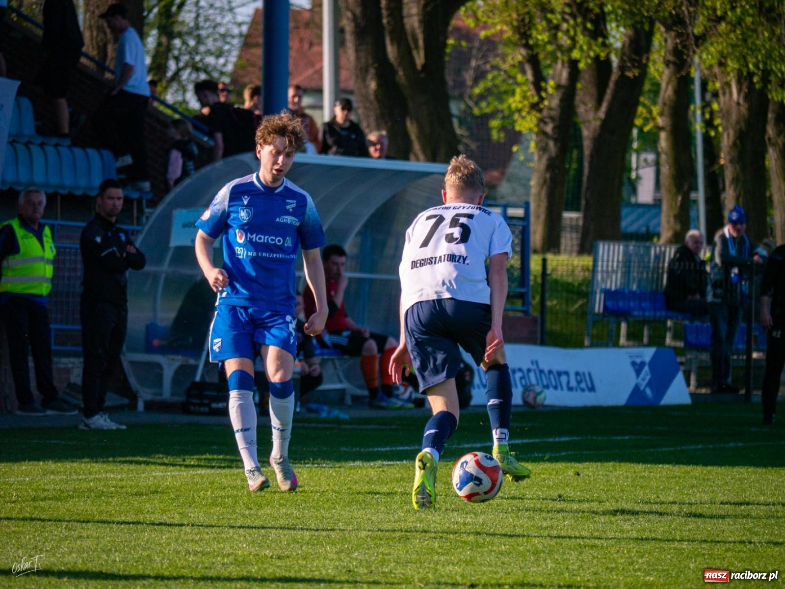 Zdjęcie w galerii na portalu naszraciborz.pl: Wyrównany mecz i walka do końca. Unia Racibórz dzieli punkty z Naprzodem Czyżowice [FOTO] wiadomości z regionu