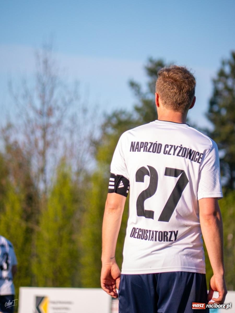 Zdjęcie w galerii na portalu naszraciborz.pl: Wyrównany mecz i walka do końca. Unia Racibórz dzieli punkty z Naprzodem Czyżowice [FOTO] wiadomości z regionu