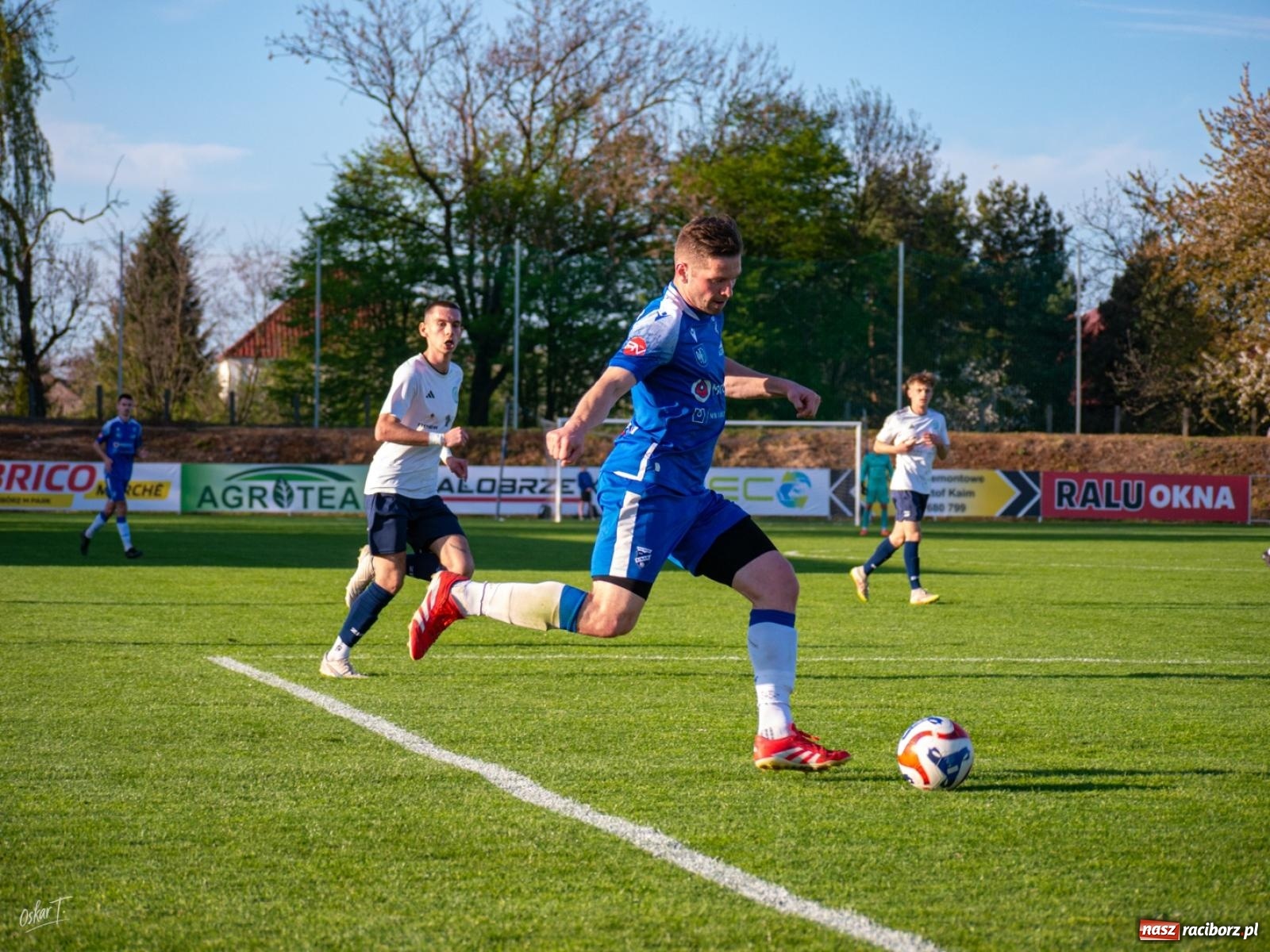 Zdjęcie w galerii na portalu naszraciborz.pl: Wyrównany mecz i walka do końca. Unia Racibórz dzieli punkty z Naprzodem Czyżowice [FOTO] wiadomości z regionu