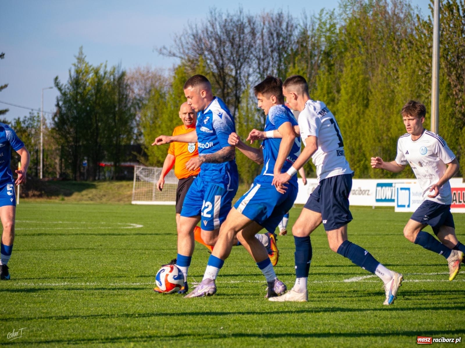 Zdjęcie w galerii na portalu naszraciborz.pl: Wyrównany mecz i walka do końca. Unia Racibórz dzieli punkty z Naprzodem Czyżowice [FOTO] wiadomości z regionu