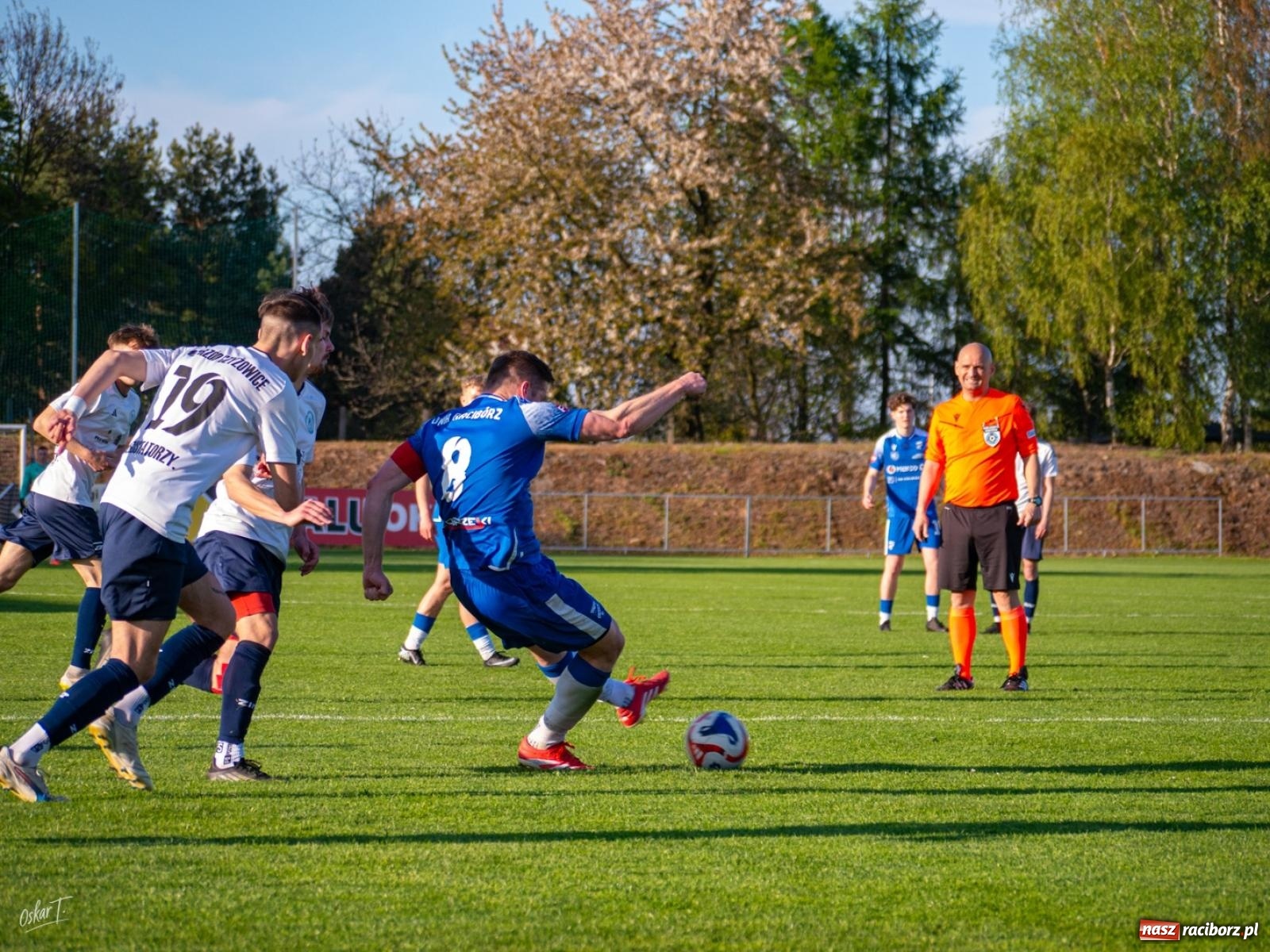 Zdjęcie w galerii na portalu naszraciborz.pl: Wyrównany mecz i walka do końca. Unia Racibórz dzieli punkty z Naprzodem Czyżowice [FOTO] wiadomości z regionu