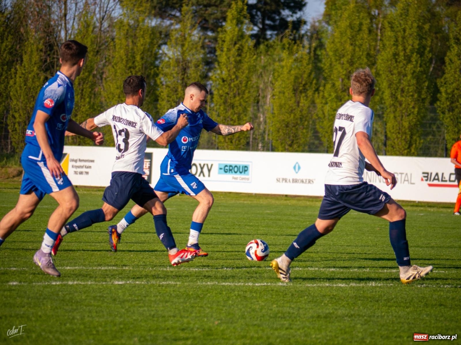 Zdjęcie w galerii na portalu naszraciborz.pl: Wyrównany mecz i walka do końca. Unia Racibórz dzieli punkty z Naprzodem Czyżowice [FOTO] wiadomości z regionu