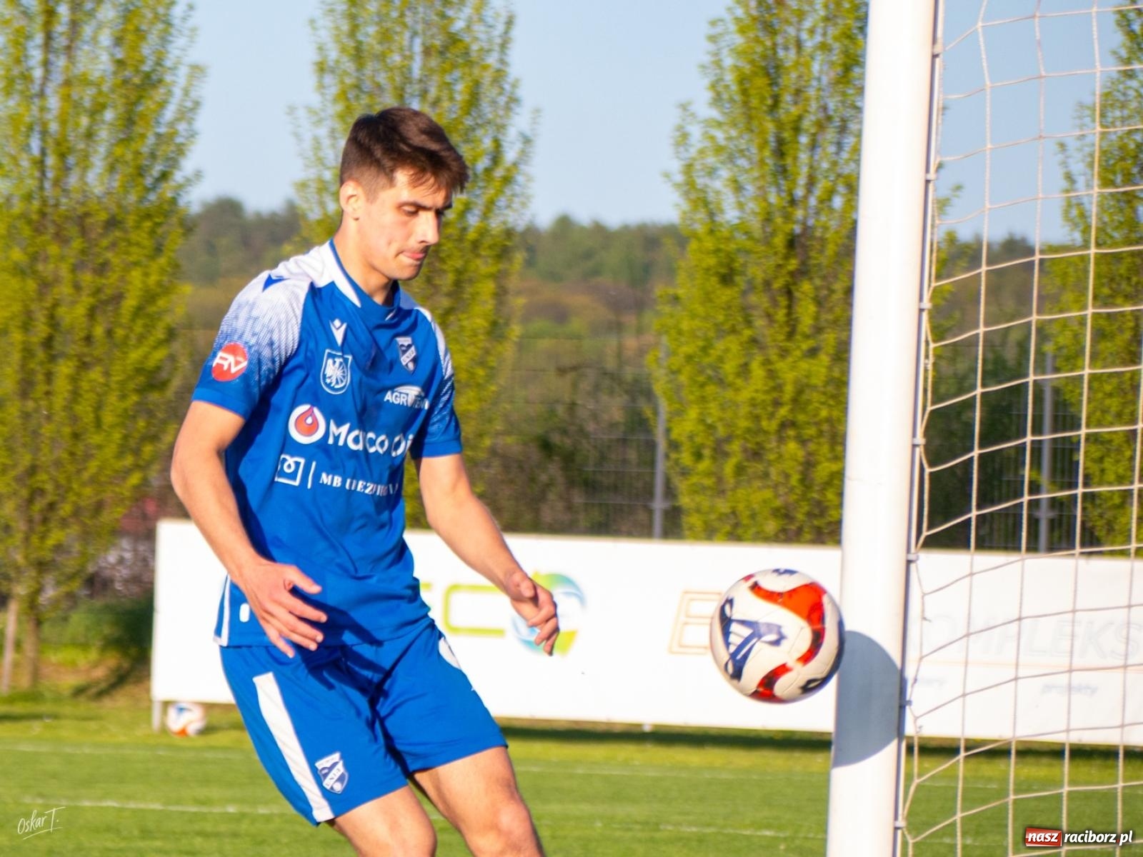 Zdjęcie w galerii na portalu naszraciborz.pl: Wyrównany mecz i walka do końca. Unia Racibórz dzieli punkty z Naprzodem Czyżowice [FOTO] wiadomości z regionu