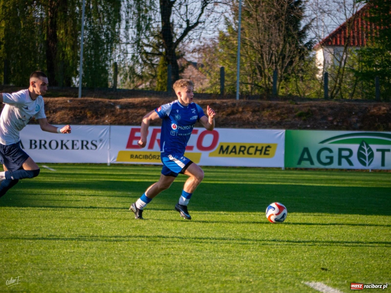 Zdjęcie w galerii na portalu naszraciborz.pl: Wyrównany mecz i walka do końca. Unia Racibórz dzieli punkty z Naprzodem Czyżowice [FOTO] wiadomości z regionu