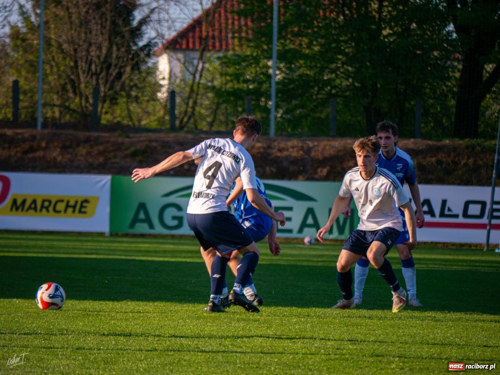 Zdjęcie w galerii na portalu naszraciborz.pl: Wyrównany mecz i walka do końca. Unia Racibórz dzieli punkty z Naprzodem Czyżowice [FOTO] wiadomości z regionu