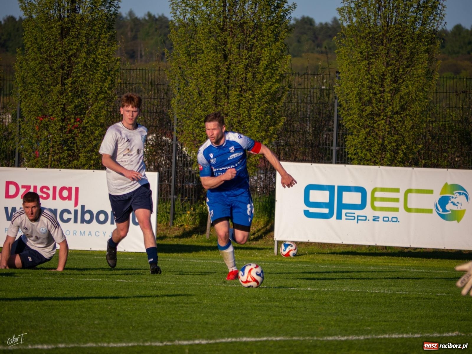 Zdjęcie w galerii na portalu naszraciborz.pl: Wyrównany mecz i walka do końca. Unia Racibórz dzieli punkty z Naprzodem Czyżowice [FOTO] wiadomości z regionu