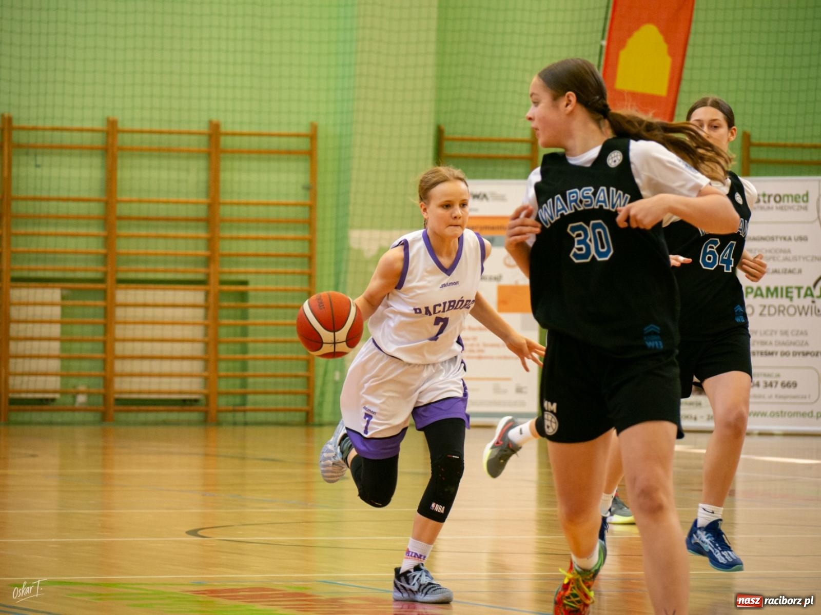 Zdjęcie w galerii na portalu naszraciborz.pl: Walka do końca mimo strat. Koszykarki MiniBasketball Racibórz uległy Warsaw Basketball [FOTO] wiadomości z regionu