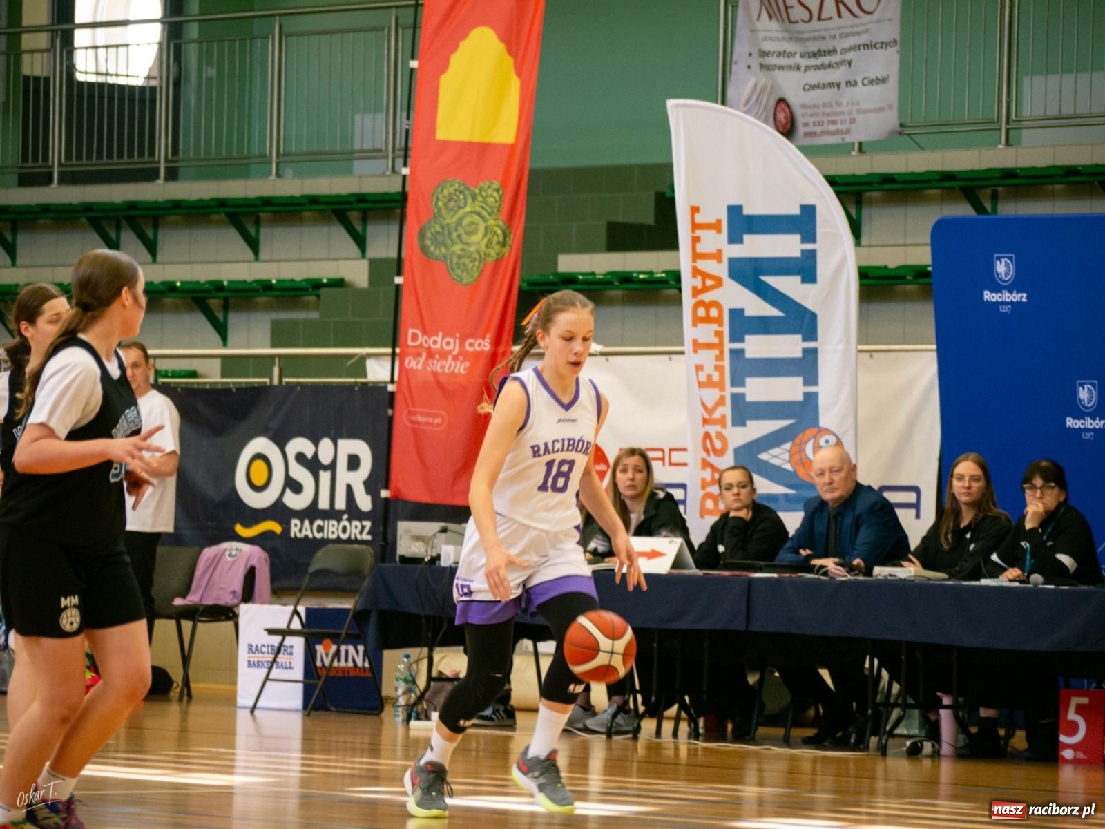 Zdjęcie w galerii na portalu naszraciborz.pl: Walka do końca mimo strat. Koszykarki MiniBasketball Racibórz uległy Warsaw Basketball [FOTO] wiadomości z regionu