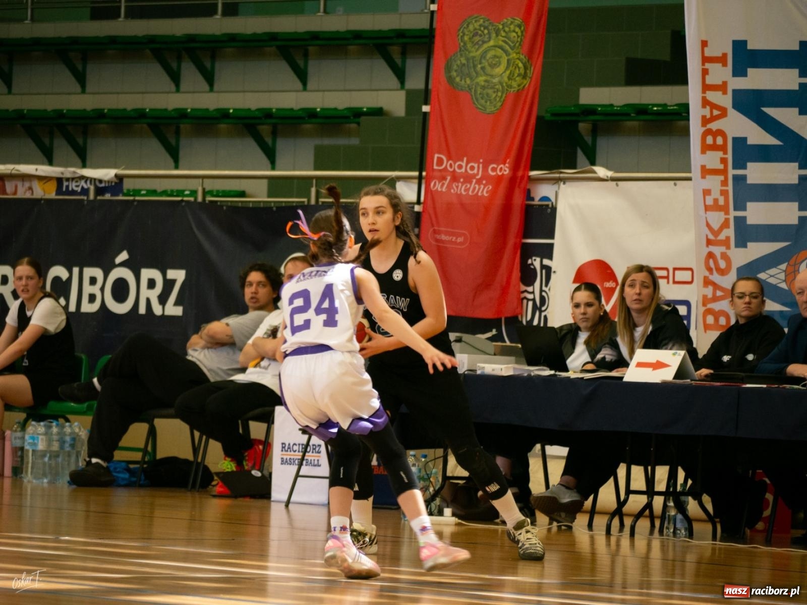 Zdjęcie w galerii na portalu naszraciborz.pl: Walka do końca mimo strat. Koszykarki MiniBasketball Racibórz uległy Warsaw Basketball [FOTO] wiadomości z regionu