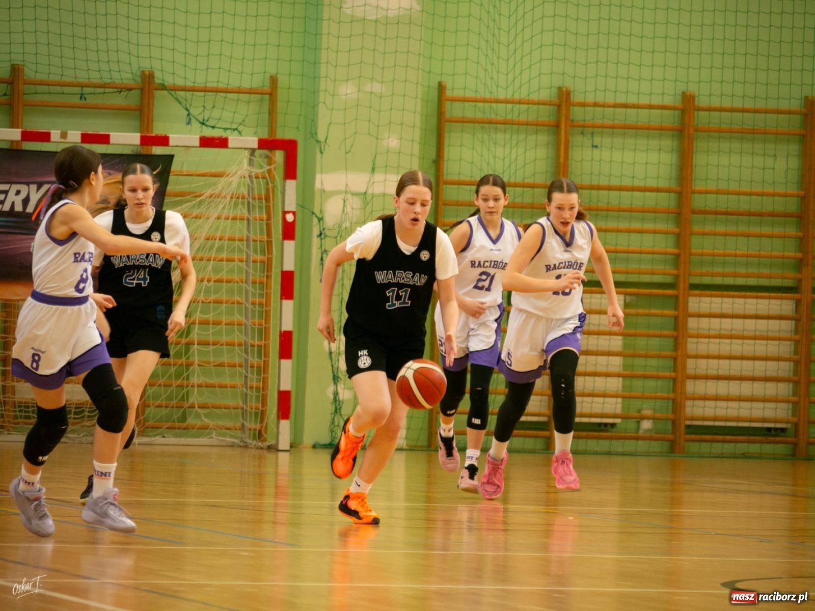 Zdjęcie w galerii na portalu naszraciborz.pl: Walka do końca mimo strat. Koszykarki MiniBasketball Racibórz uległy Warsaw Basketball [FOTO] wiadomości z regionu