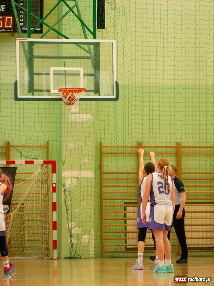 Zdjęcie w galerii na portalu naszraciborz.pl: Walka do końca mimo strat. Koszykarki MiniBasketball Racibórz uległy Warsaw Basketball [FOTO] wiadomości z regionu