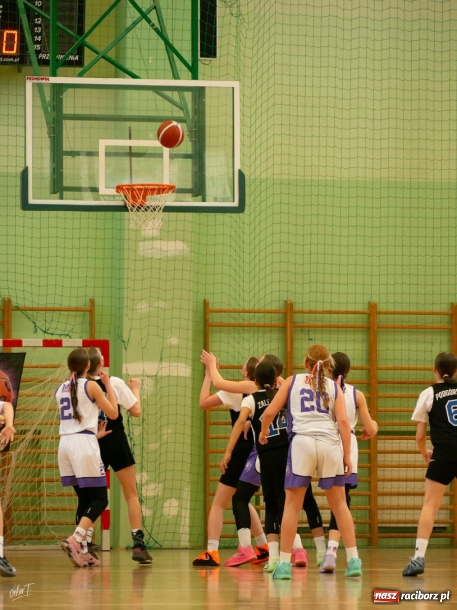 Zdjęcie w galerii na portalu naszraciborz.pl: Walka do końca mimo strat. Koszykarki MiniBasketball Racibórz uległy Warsaw Basketball [FOTO] wiadomości z regionu