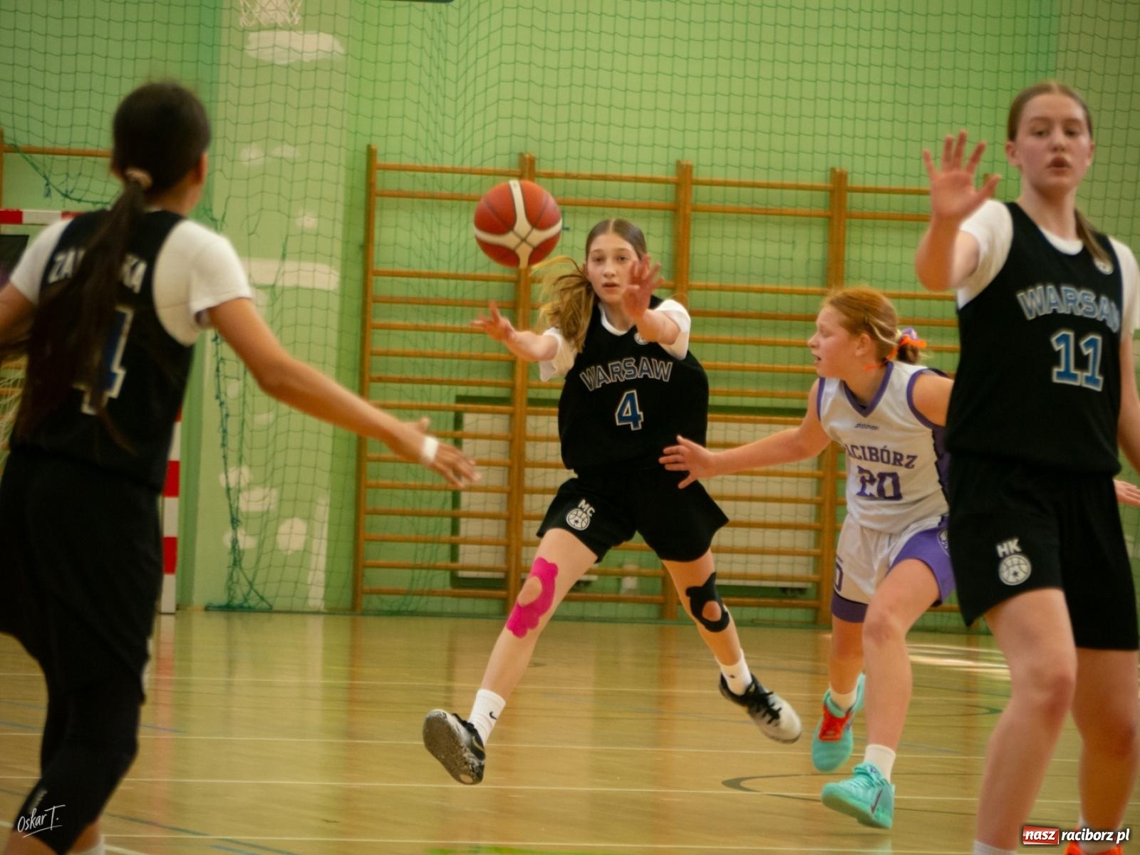 Zdjęcie w galerii na portalu naszraciborz.pl: Walka do końca mimo strat. Koszykarki MiniBasketball Racibórz uległy Warsaw Basketball [FOTO] wiadomości z regionu