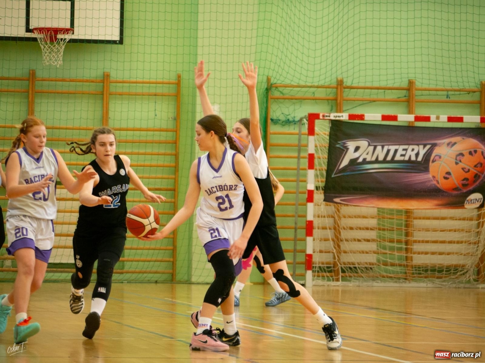 Zdjęcie w galerii na portalu naszraciborz.pl: Walka do końca mimo strat. Koszykarki MiniBasketball Racibórz uległy Warsaw Basketball [FOTO] wiadomości z regionu
