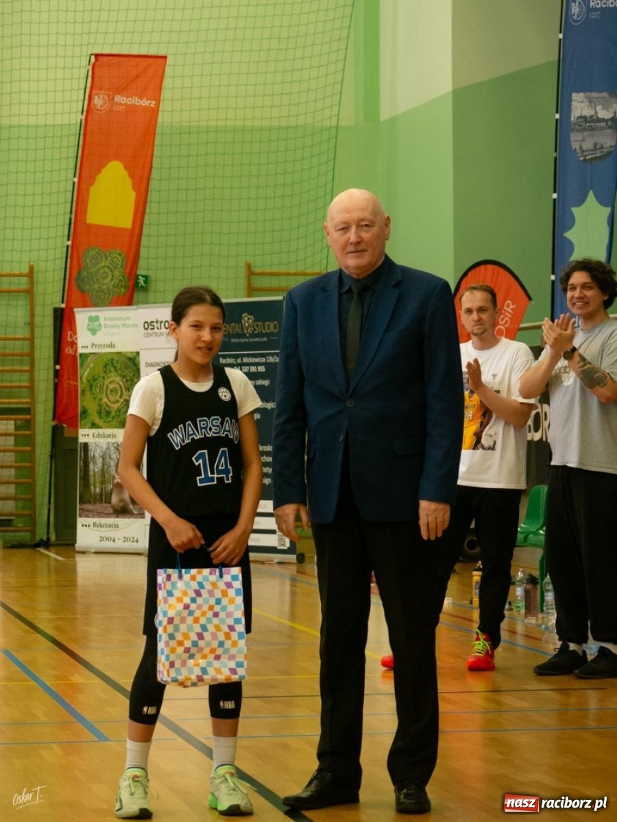 Zdjęcie w galerii na portalu naszraciborz.pl: Walka do końca mimo strat. Koszykarki MiniBasketball Racibórz uległy Warsaw Basketball [FOTO] wiadomości z regionu