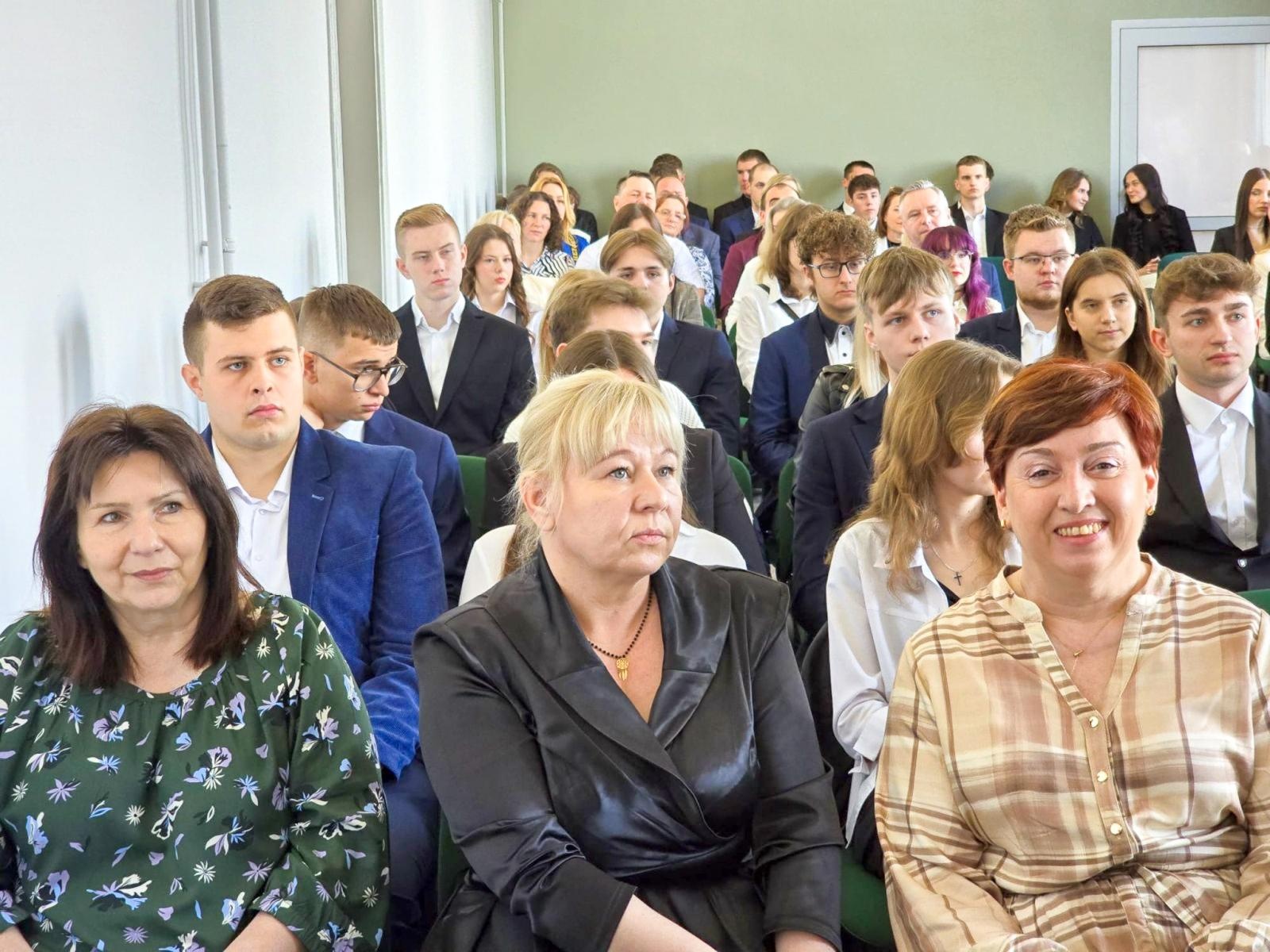 Zdjęcie w galerii na portalu naszraciborz.pl: Z przystani CKZiU nr 1 na ocean życia. Budowlanka i Gastronomik żegnają absolwentów wiadomości z regionu