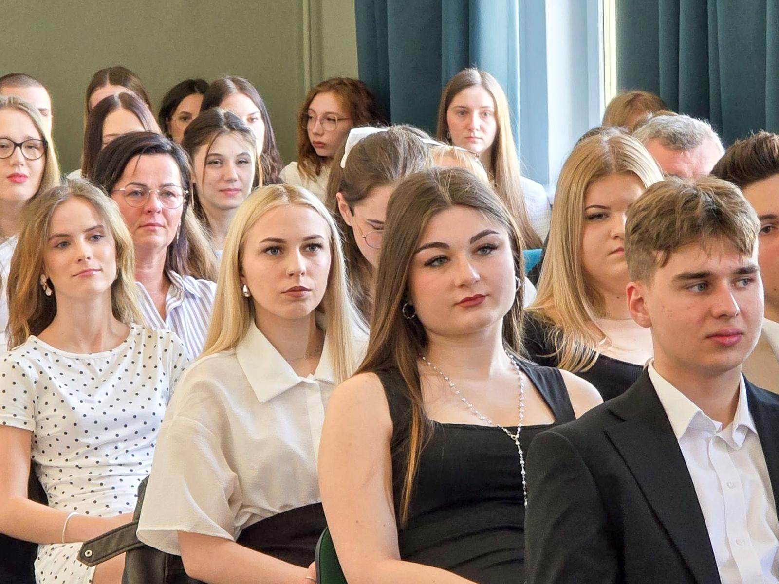 Zdjęcie w galerii na portalu naszraciborz.pl: Z przystani CKZiU nr 1 na ocean życia. Budowlanka i Gastronomik żegnają absolwentów wiadomości z regionu