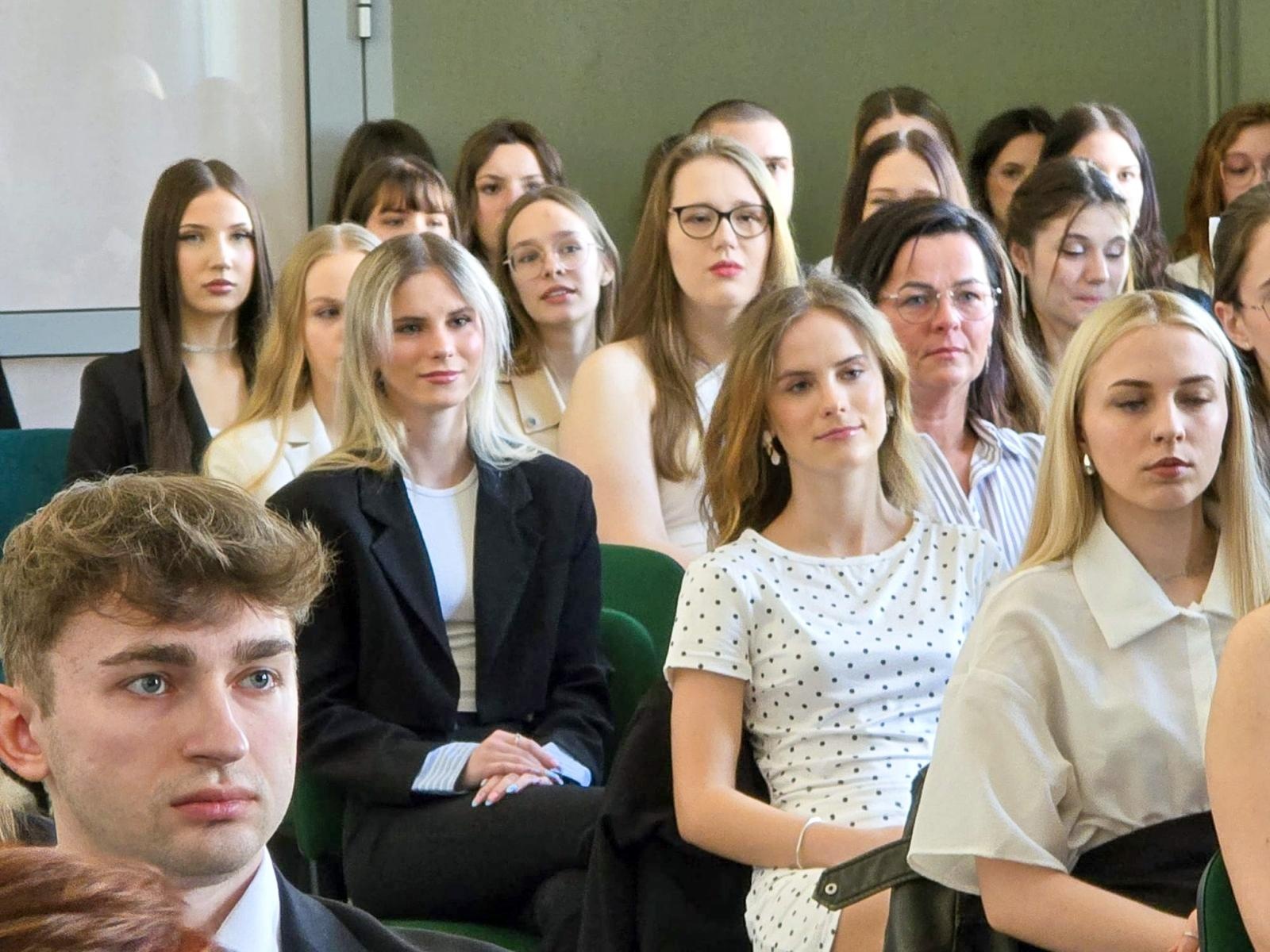 Zdjęcie w galerii na portalu naszraciborz.pl: Z przystani CKZiU nr 1 na ocean życia. Budowlanka i Gastronomik żegnają absolwentów wiadomości z regionu