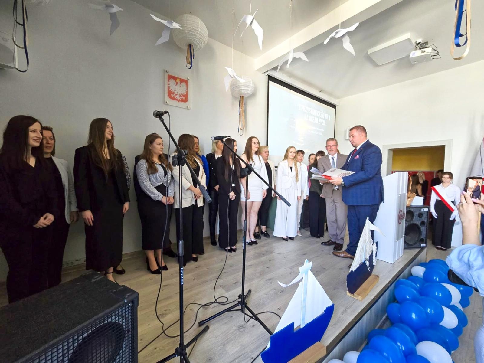 Zdjęcie w galerii na portalu naszraciborz.pl: Z przystani CKZiU nr 1 na ocean życia. Budowlanka i Gastronomik żegnają absolwentów wiadomości z regionu