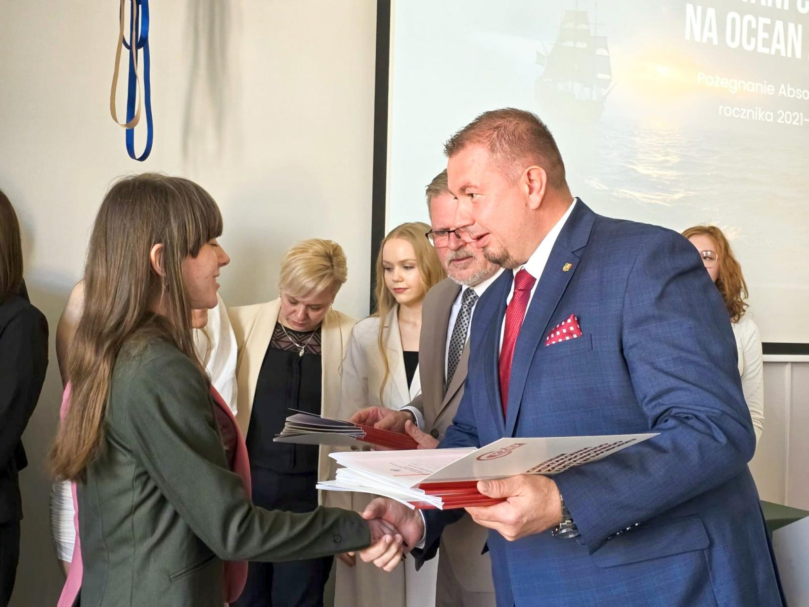 Zdjęcie w galerii na portalu naszraciborz.pl: Z przystani CKZiU nr 1 na ocean życia. Budowlanka i Gastronomik żegnają absolwentów wiadomości z regionu