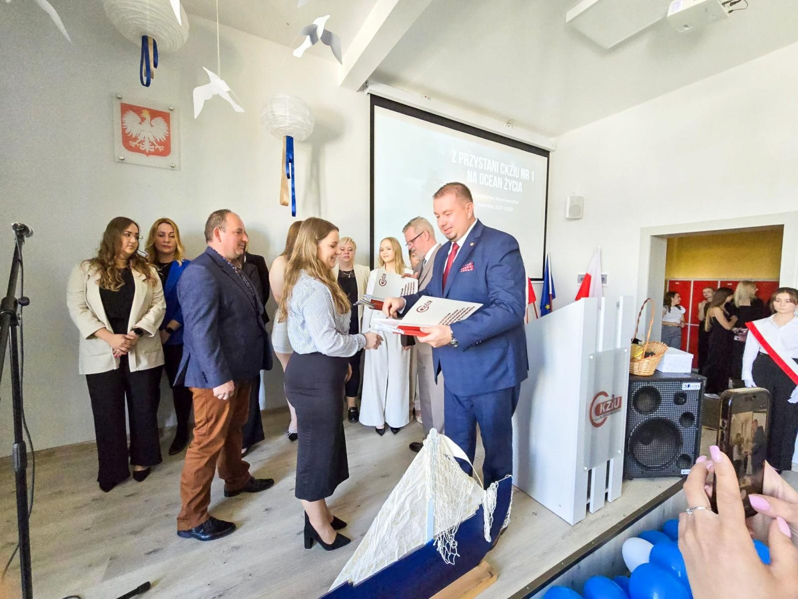 Zdjęcie w galerii na portalu naszraciborz.pl: Z przystani CKZiU nr 1 na ocean życia. Budowlanka i Gastronomik żegnają absolwentów wiadomości z regionu