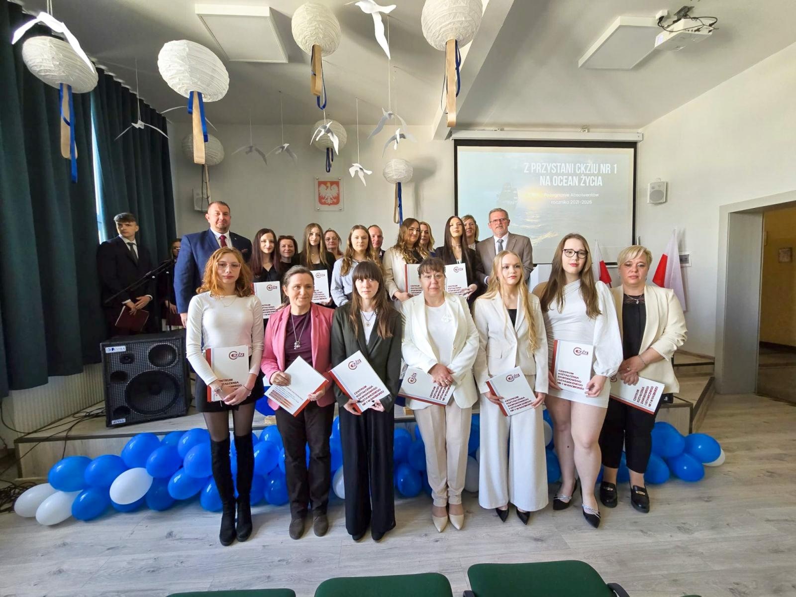 Zdjęcie w galerii na portalu naszraciborz.pl: Z przystani CKZiU nr 1 na ocean życia. Budowlanka i Gastronomik żegnają absolwentów wiadomości z regionu