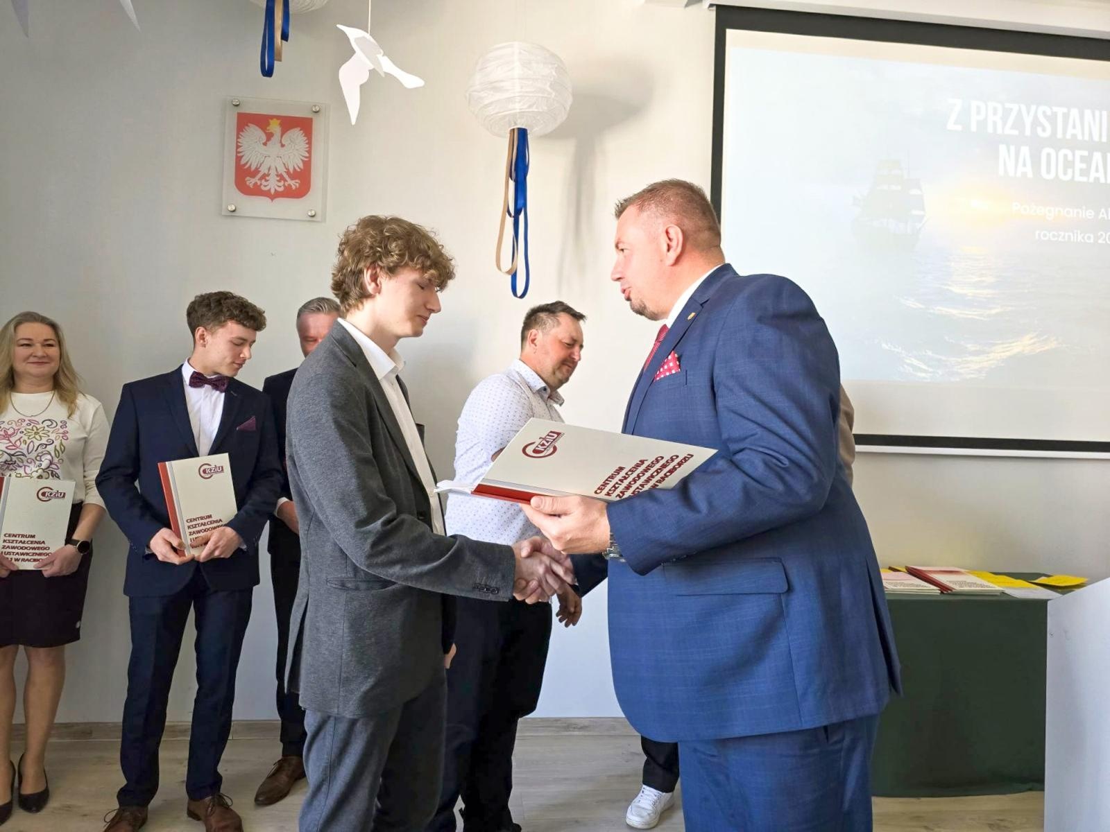 Zdjęcie w galerii na portalu naszraciborz.pl: Z przystani CKZiU nr 1 na ocean życia. Budowlanka i Gastronomik żegnają absolwentów wiadomości z regionu