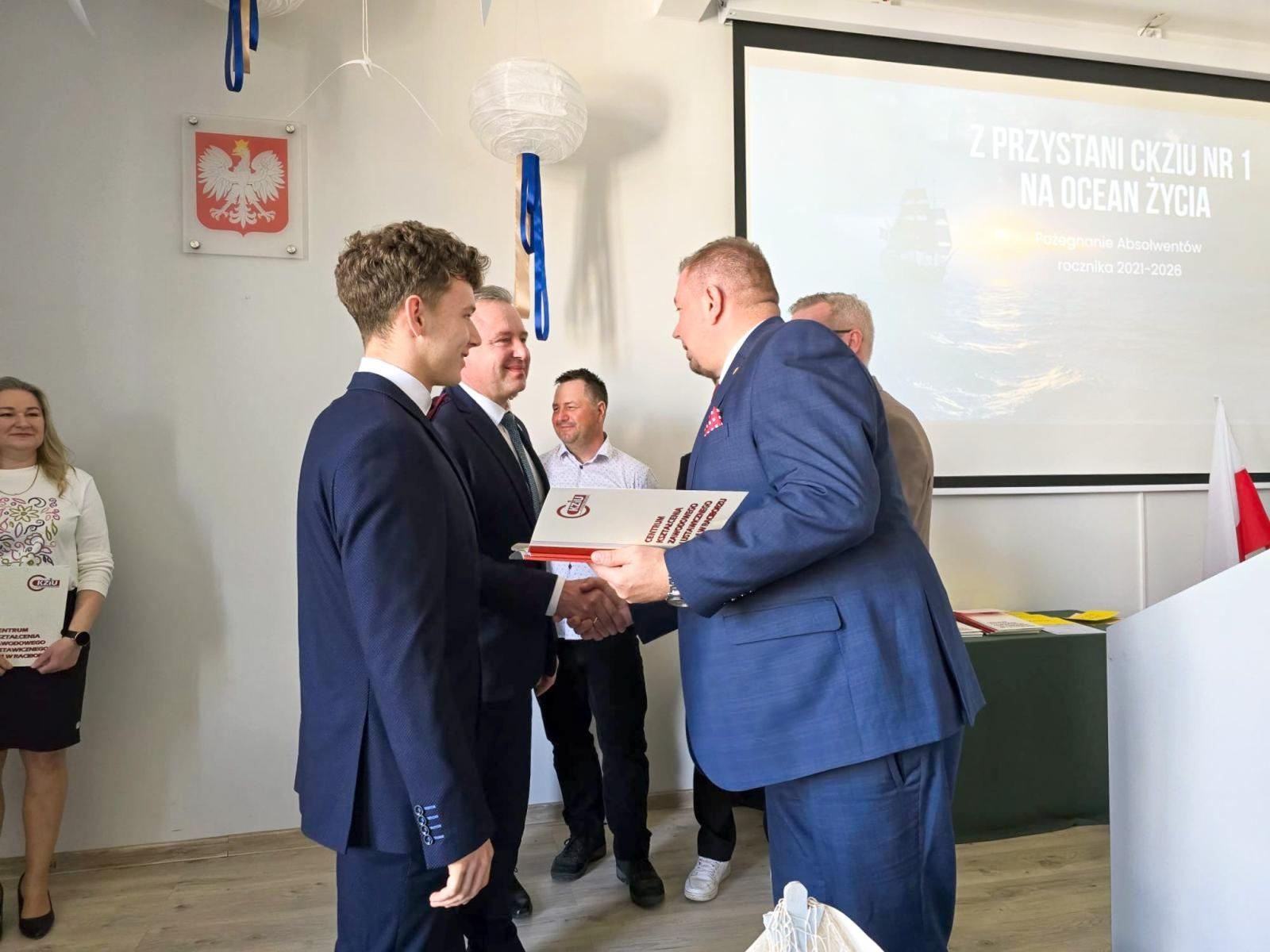 Zdjęcie w galerii na portalu naszraciborz.pl: Z przystani CKZiU nr 1 na ocean życia. Budowlanka i Gastronomik żegnają absolwentów wiadomości z regionu