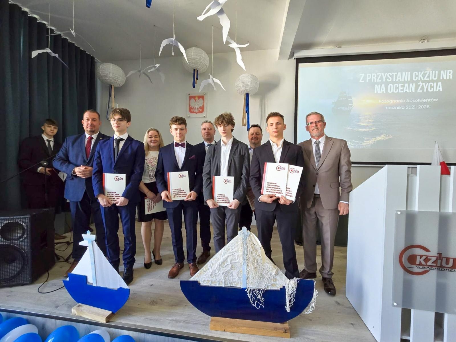 Zdjęcie w galerii na portalu naszraciborz.pl: Z przystani CKZiU nr 1 na ocean życia. Budowlanka i Gastronomik żegnają absolwentów wiadomości z regionu