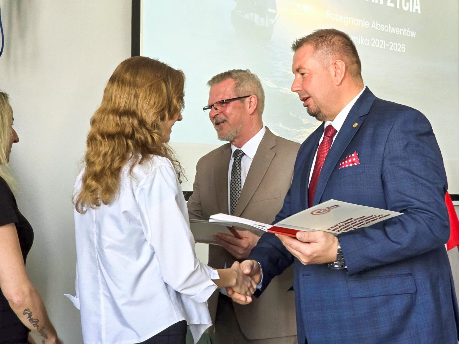 Zdjęcie w galerii na portalu naszraciborz.pl: Z przystani CKZiU nr 1 na ocean życia. Budowlanka i Gastronomik żegnają absolwentów wiadomości z regionu