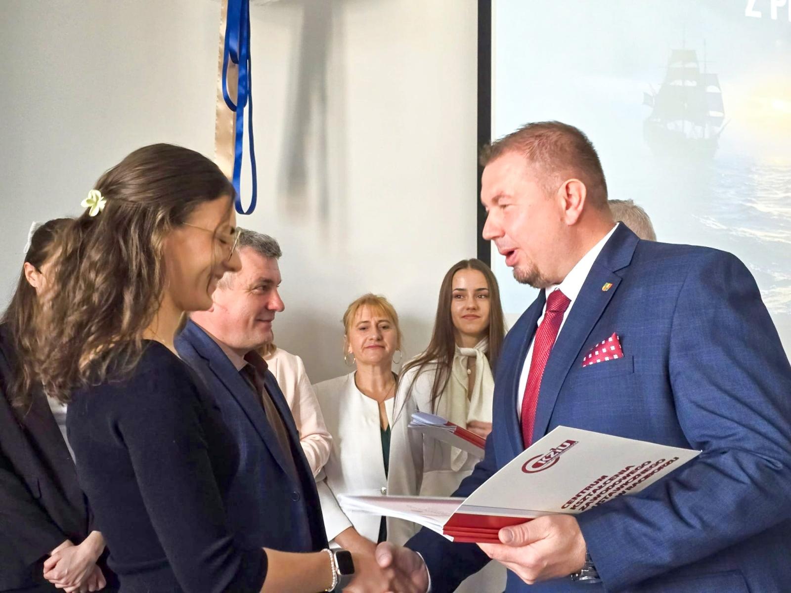 Zdjęcie w galerii na portalu naszraciborz.pl: Z przystani CKZiU nr 1 na ocean życia. Budowlanka i Gastronomik żegnają absolwentów wiadomości z regionu