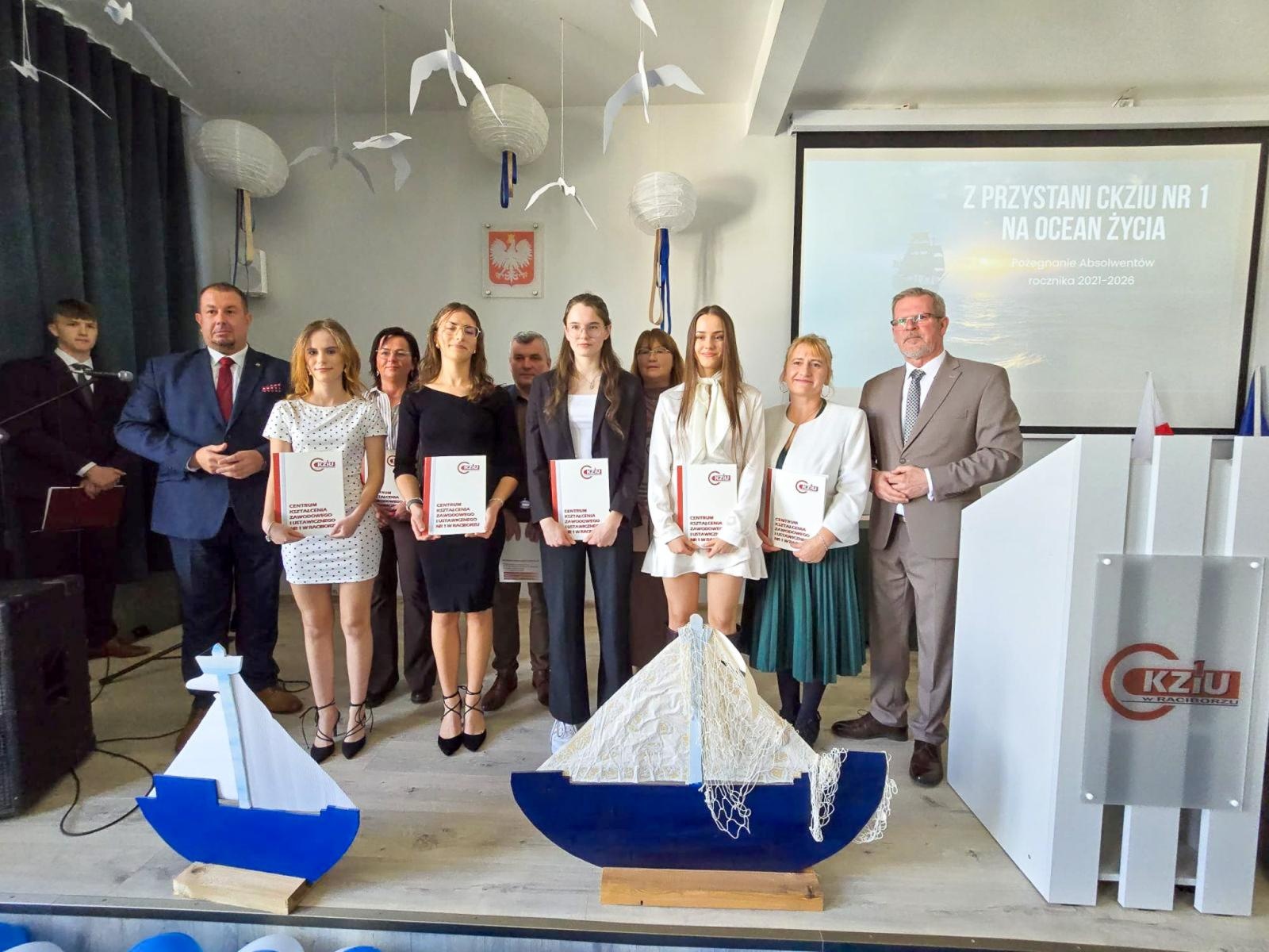 Zdjęcie w galerii na portalu naszraciborz.pl: Z przystani CKZiU nr 1 na ocean życia. Budowlanka i Gastronomik żegnają absolwentów wiadomości z regionu