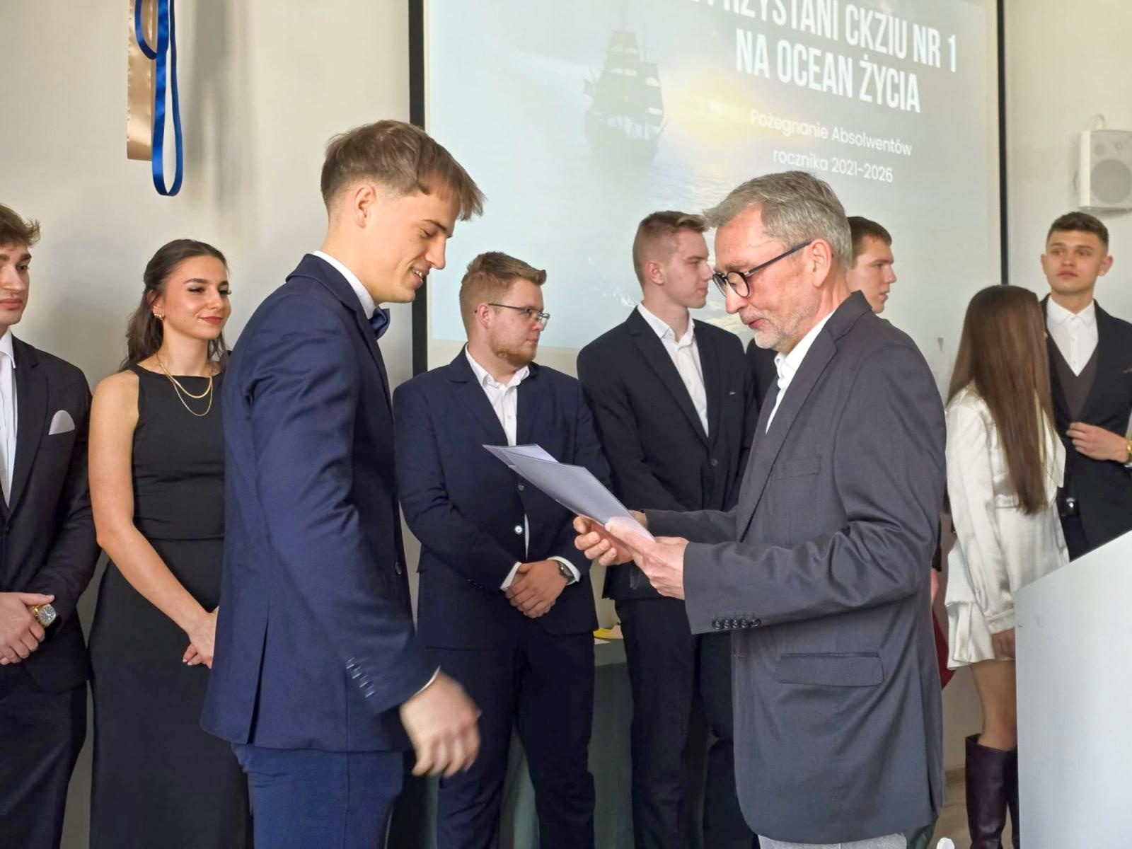 Zdjęcie w galerii na portalu naszraciborz.pl: Z przystani CKZiU nr 1 na ocean życia. Budowlanka i Gastronomik żegnają absolwentów wiadomości z regionu