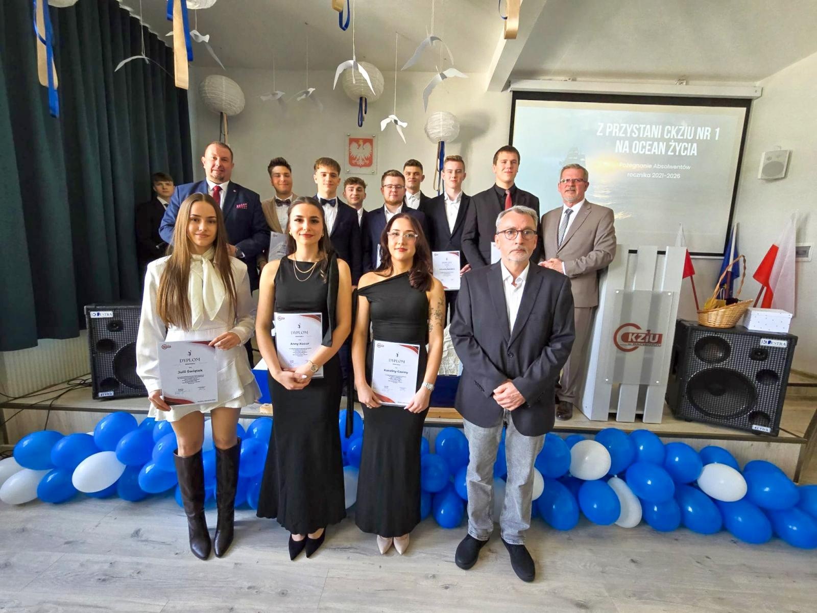 Zdjęcie w galerii na portalu naszraciborz.pl: Z przystani CKZiU nr 1 na ocean życia. Budowlanka i Gastronomik żegnają absolwentów wiadomości z regionu
