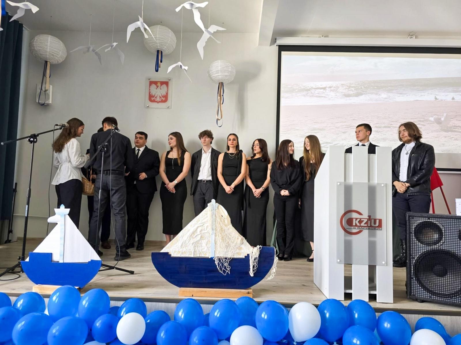 Zdjęcie w galerii na portalu naszraciborz.pl: Z przystani CKZiU nr 1 na ocean życia. Budowlanka i Gastronomik żegnają absolwentów wiadomości z regionu