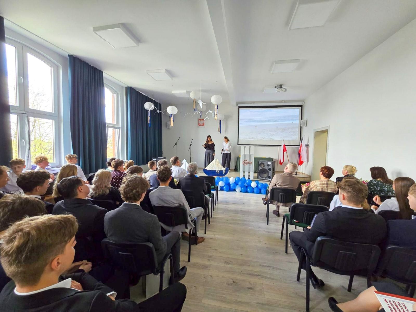 Zdjęcie w galerii na portalu naszraciborz.pl: Z przystani CKZiU nr 1 na ocean życia. Budowlanka i Gastronomik żegnają absolwentów wiadomości z regionu