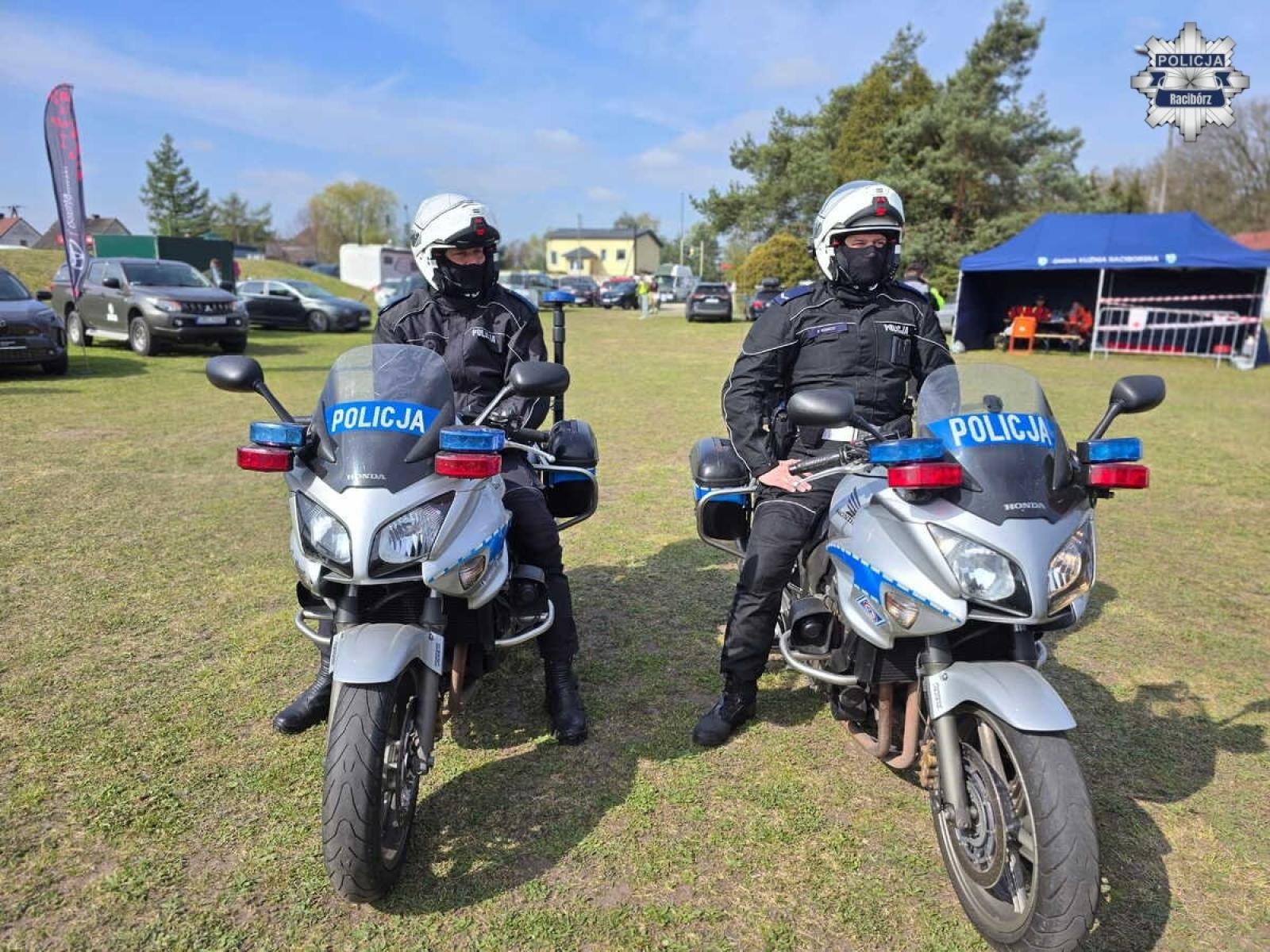 Zdjęcie w galerii na portalu naszraciborz.pl: Policja na sportowo i edukacyjnie. Stoisko profilaktyczne podczas wyścigu gravelowego w Kuźni Raciborskiej wiadomości z regionu