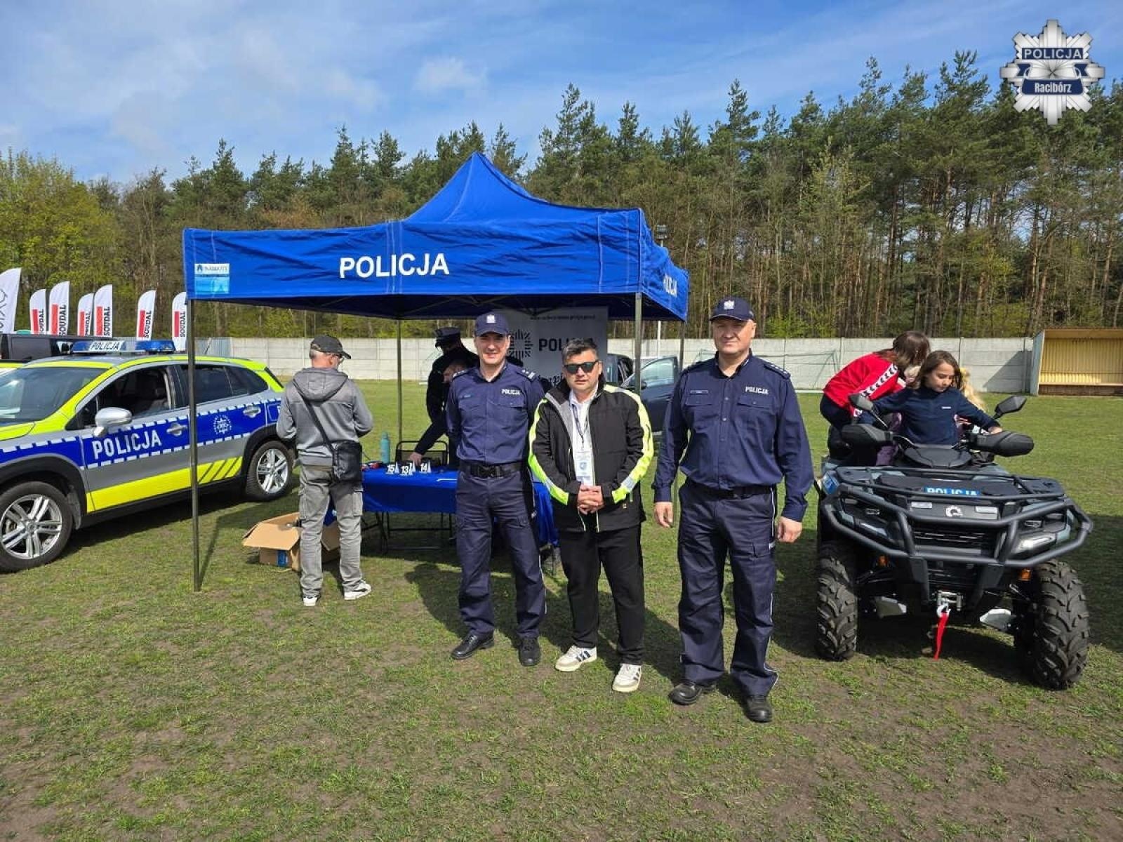 Zdjęcie w galerii na portalu naszraciborz.pl: Policja na sportowo i edukacyjnie. Stoisko profilaktyczne podczas wyścigu gravelowego w Kuźni Raciborskiej wiadomości z regionu
