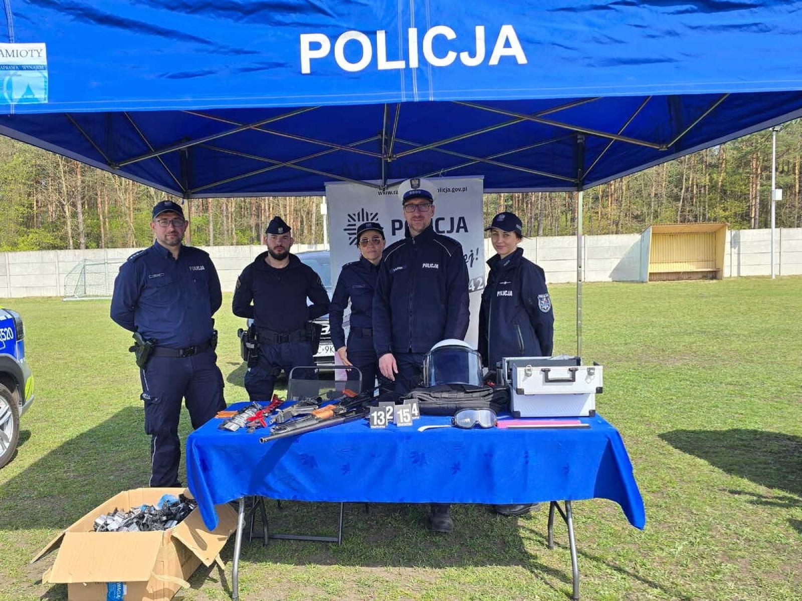 Zdjęcie w galerii na portalu naszraciborz.pl: Policja na sportowo i edukacyjnie. Stoisko profilaktyczne podczas wyścigu gravelowego w Kuźni Raciborskiej wiadomości z regionu