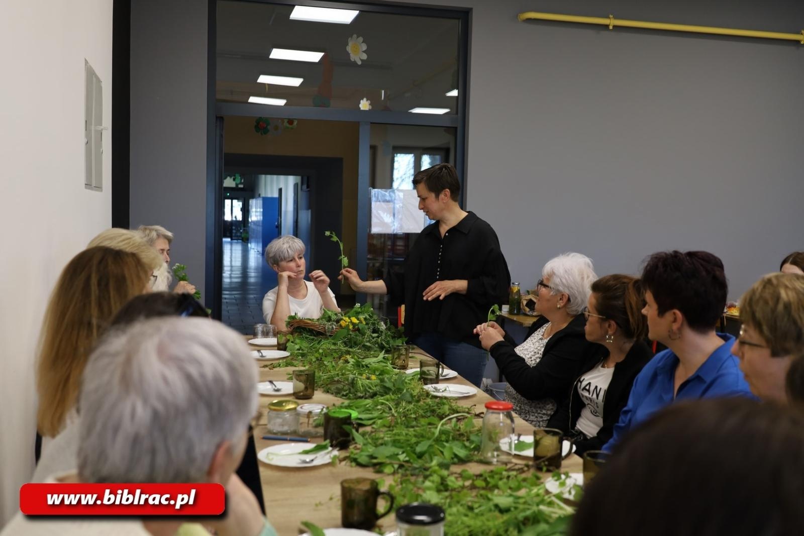 Zdjęcie w galerii na portalu naszraciborz.pl: Wiosenna odnowa - warsztaty zielarskie w bibliotece wiadomości z regionu