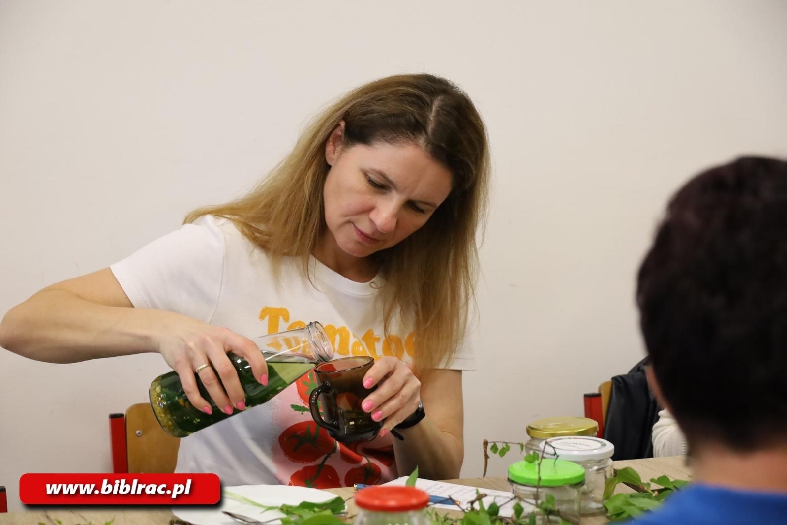 Zdjęcie w galerii na portalu naszraciborz.pl: Wiosenna odnowa - warsztaty zielarskie w bibliotece wiadomości z regionu