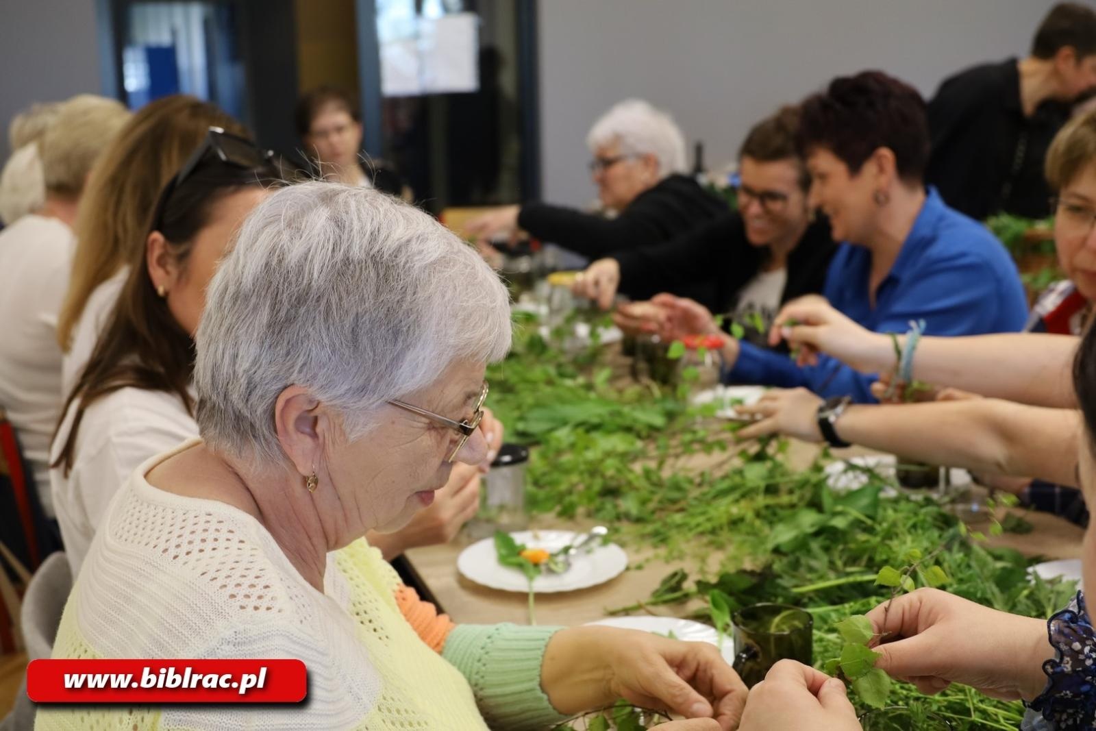 Zdjęcie w galerii na portalu naszraciborz.pl: Wiosenna odnowa - warsztaty zielarskie w bibliotece wiadomości z regionu