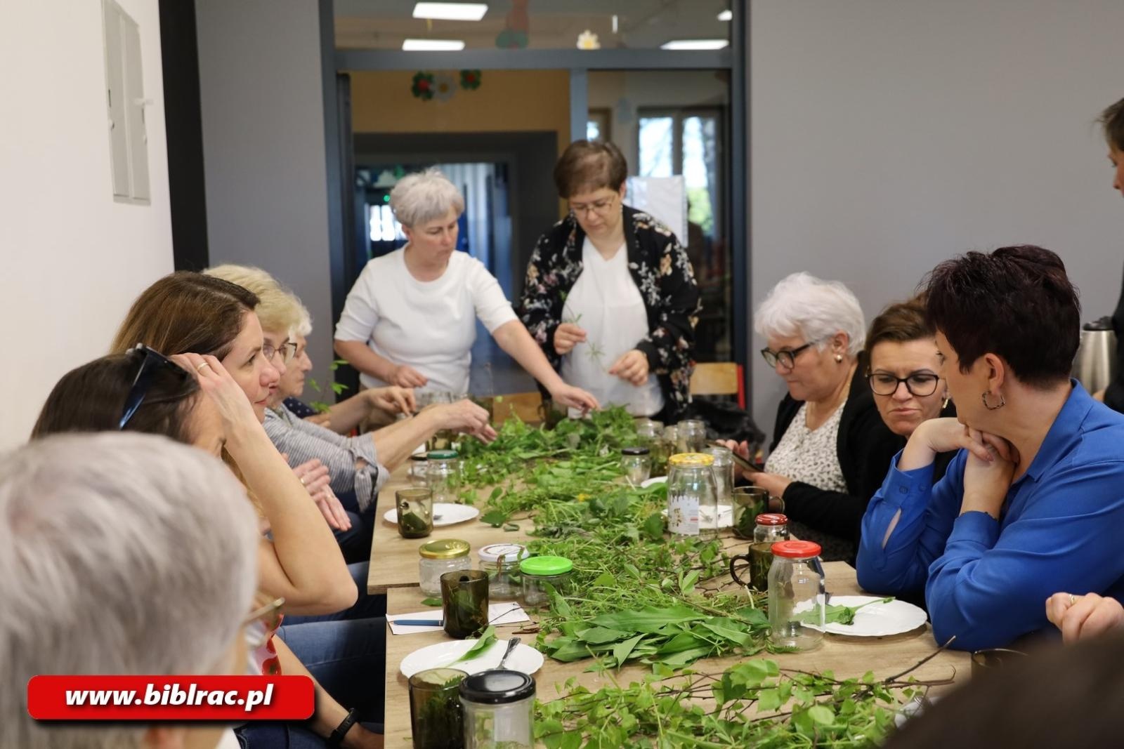 Zdjęcie w galerii na portalu naszraciborz.pl: Wiosenna odnowa - warsztaty zielarskie w bibliotece wiadomości z regionu