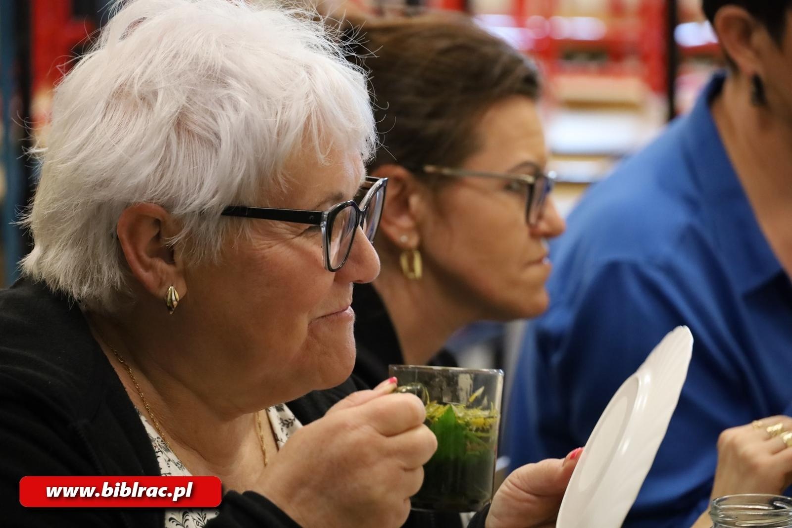 Zdjęcie w galerii na portalu naszraciborz.pl: Wiosenna odnowa - warsztaty zielarskie w bibliotece wiadomości z regionu