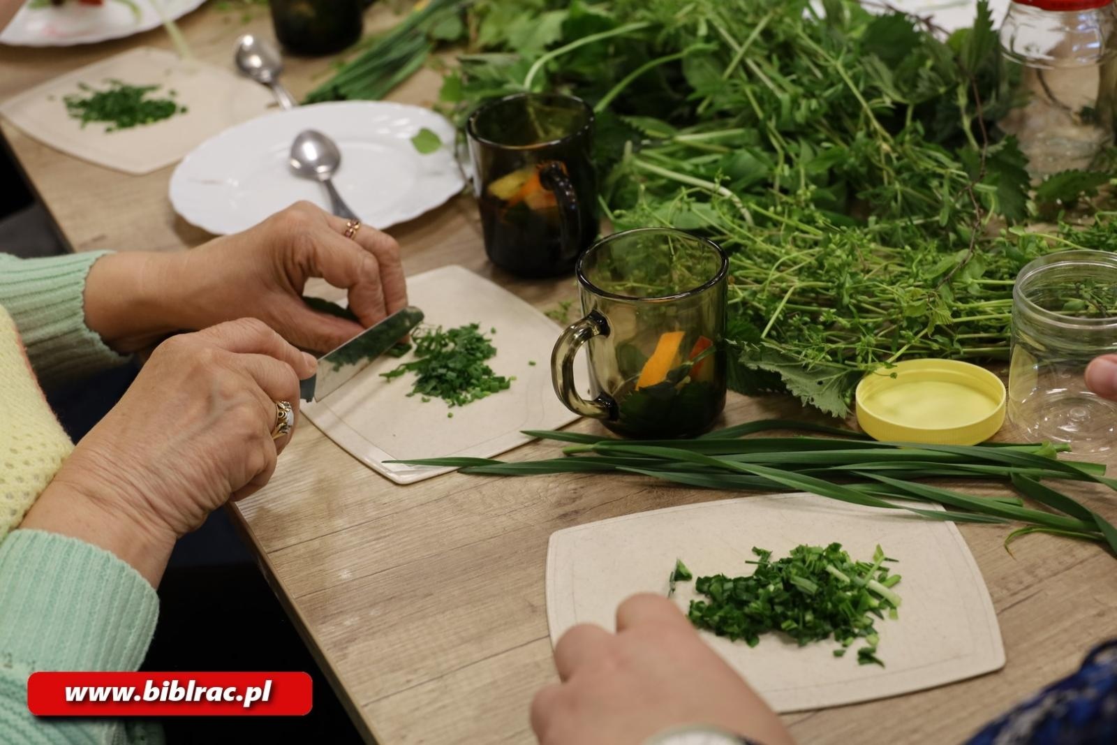 Zdjęcie w galerii na portalu naszraciborz.pl: Wiosenna odnowa - warsztaty zielarskie w bibliotece wiadomości z regionu