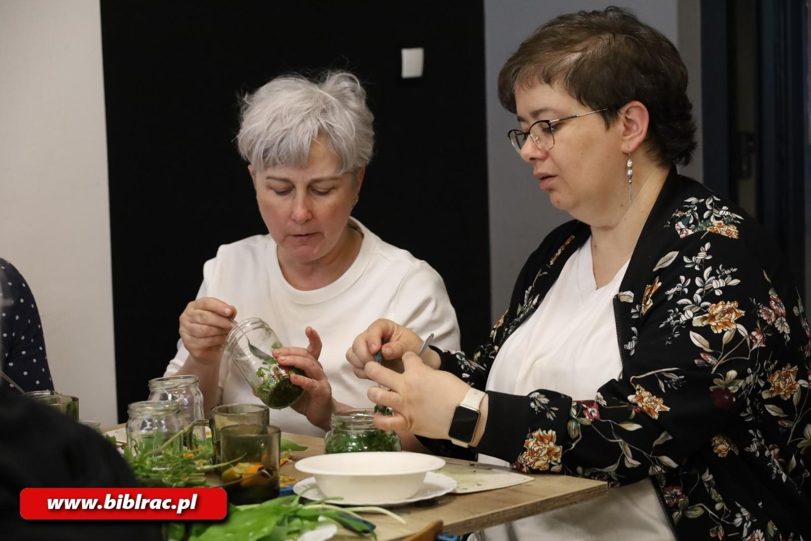 Zdjęcie w galerii na portalu naszraciborz.pl: Wiosenna odnowa - warsztaty zielarskie w bibliotece wiadomości z regionu