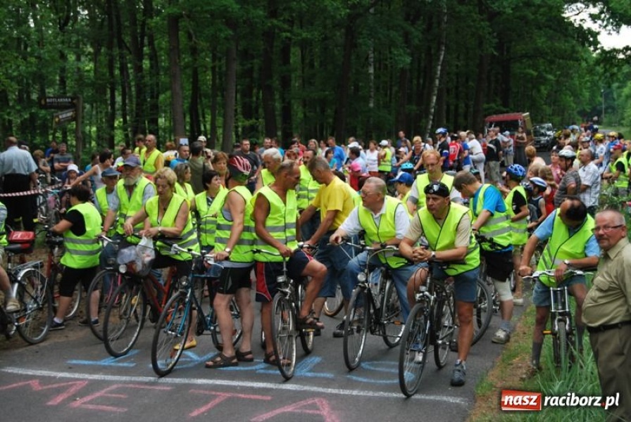 Zdjęcie w galerii na portalu naszraciborz.pl: Rowerami ścigali proboszcza wiadomości z regionu